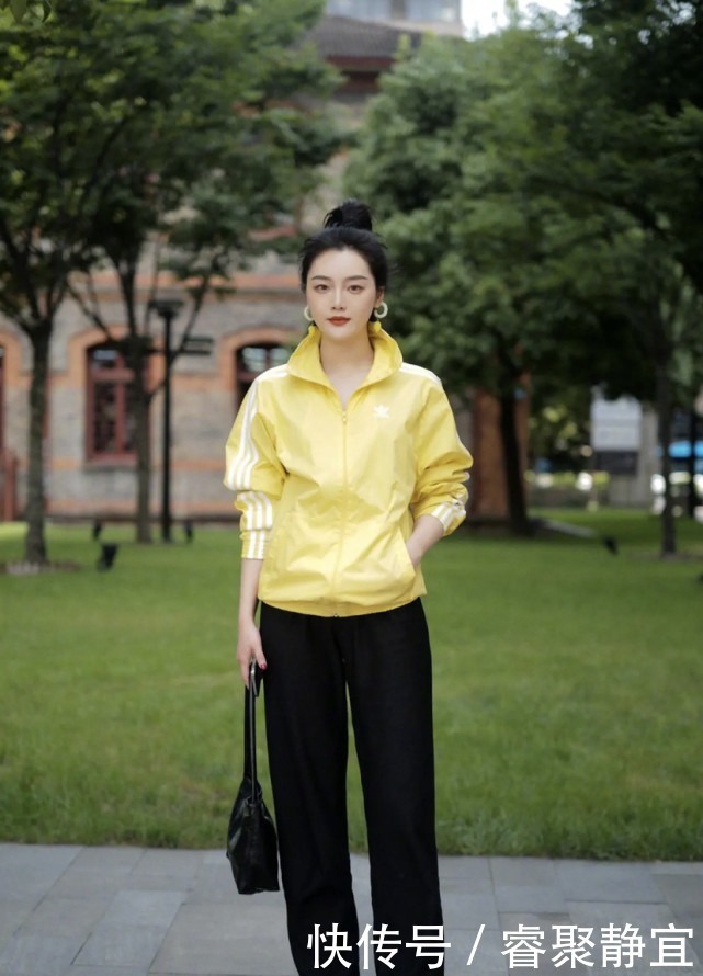 皮肤偏黄的女人,春季穿“上衣”,选哪个颜色更显白提气质?