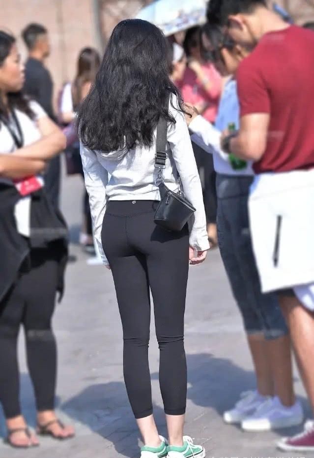 健美裤“走”上街头,显瘦又个性,跟着穿回头率蹭蹭上涨