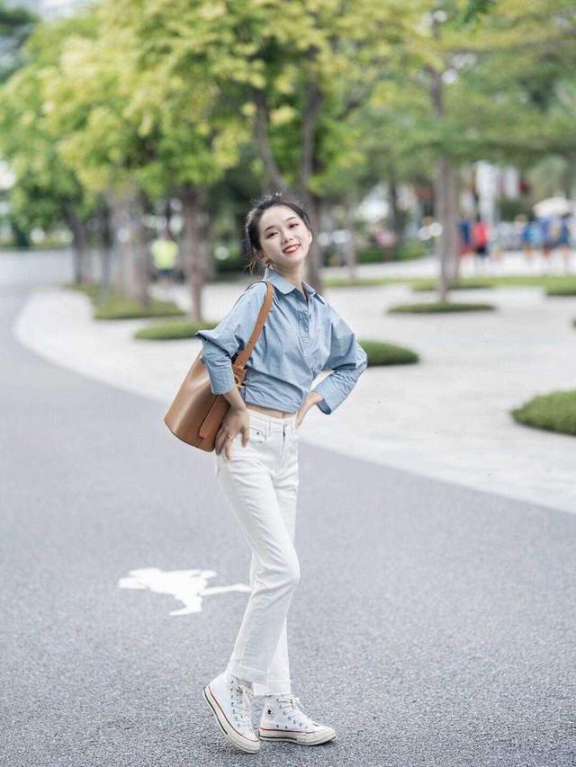 低估|不要低估155cm的女生,泡泡袖上衣配高腰裤,用日常穿搭偷偷长高