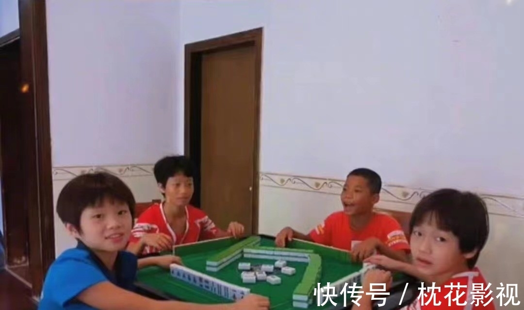 亮色|全红婵小时候旧照曝光!化妆后像“换脸”,涂口红戴红头花也爱美