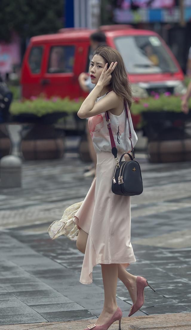 三伏天穿裙子,美女搭配尖头细跟鞋,修身显瘦还能穿出女人味儿