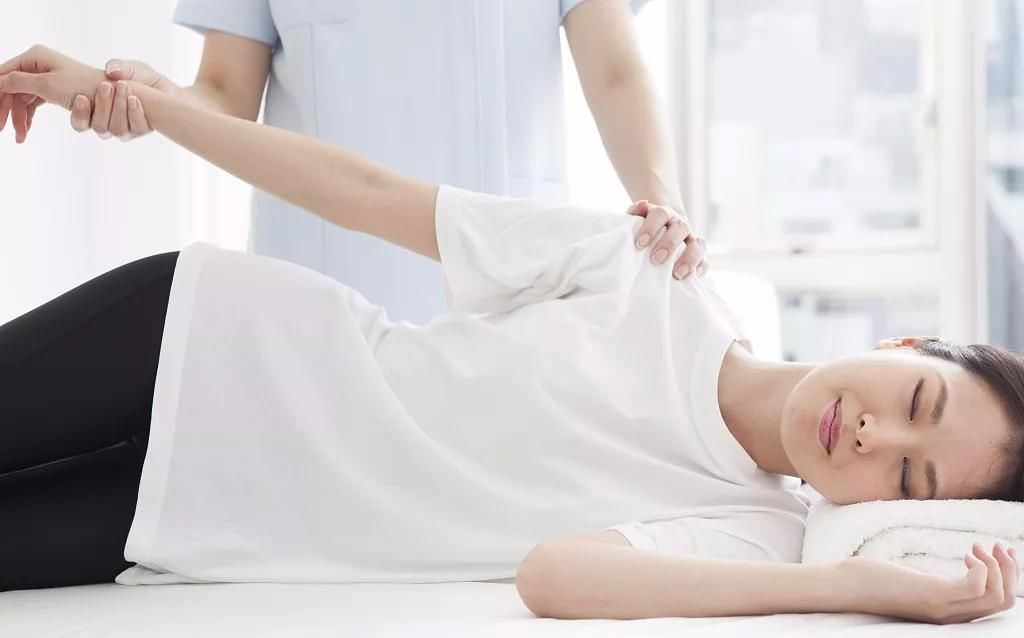  极泉穴|要想心脏好，极泉是个宝！中医2招，疏通经络，祛湿排毒！