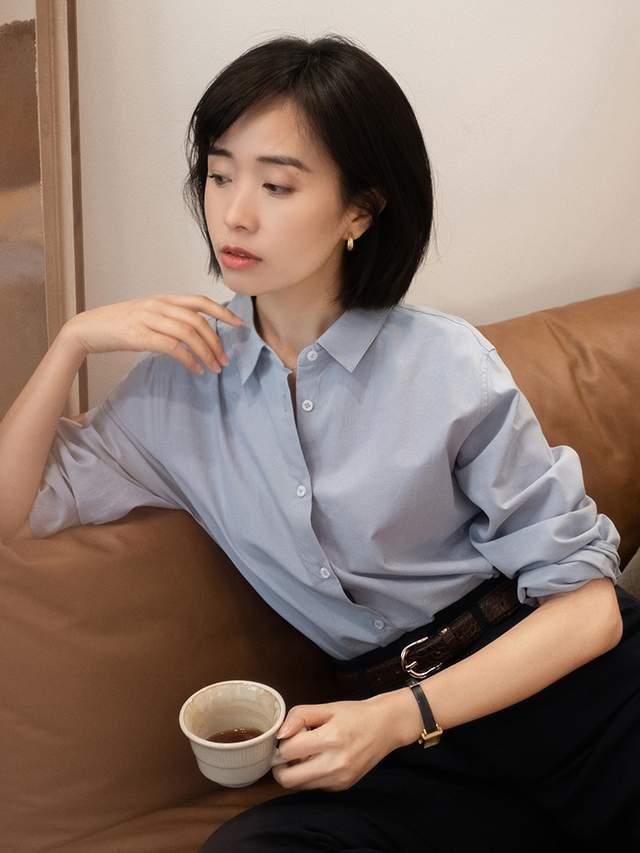 针织衫|你会风衣搭配牛仔裤穿吗?内搭浅蓝色衬衫又飒又美,高级又洋气