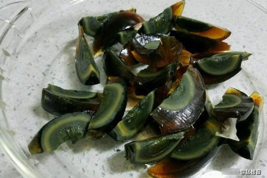 皮蛋总是切不好？酒店大厨教你3招，不碎不粘刀，好吃又好看！