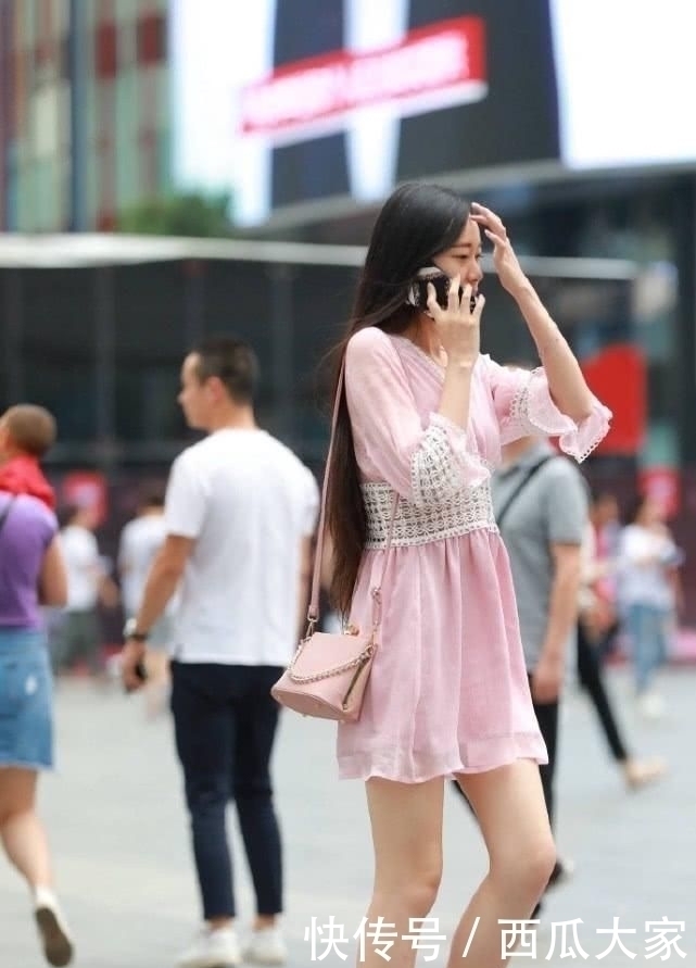 街拍|街拍美女：小姐姐的的简约风穿搭，一袭粉色连衣裙像极了初恋女神