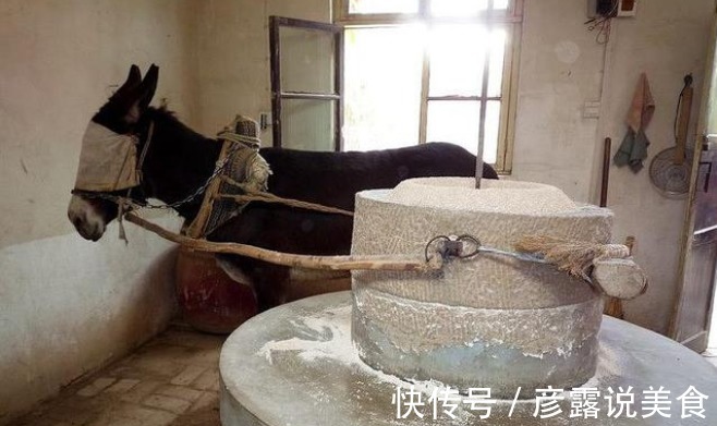 |笑话男子熬鹰三天后眼圈黑了,男子终于熬过来了,可鹰……