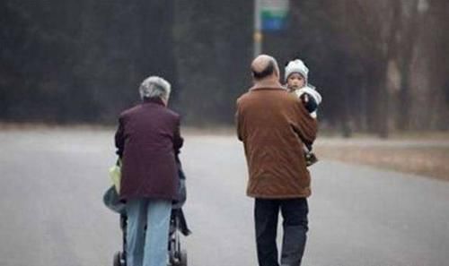 打招呼|老人带孩子常说的5句话,看似哄娃实则毁娃,建议家长及时阻止