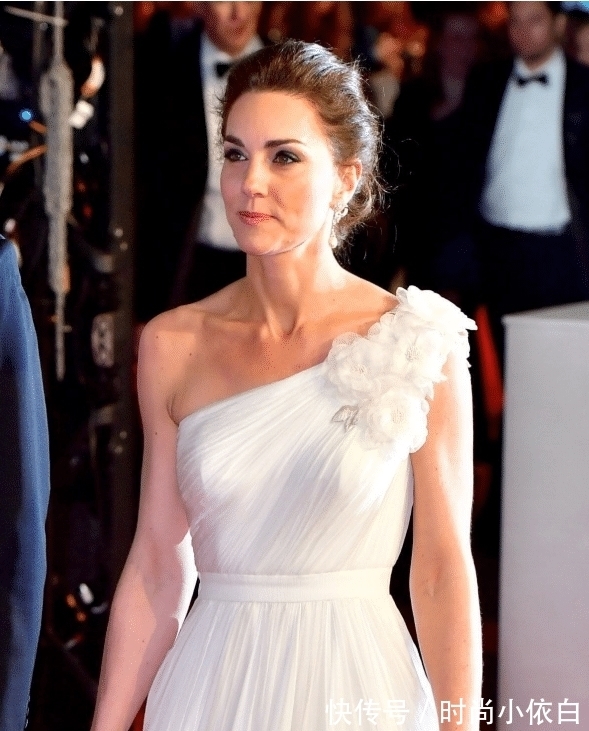 西服|38岁凯特隔空撞衫婆婆,同样是穿白色西服,婆媳俩美出不同气质