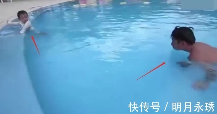 下水|爸爸假装倒在水中,小宝宝果断下水去救他,看到这画面眼圈红了