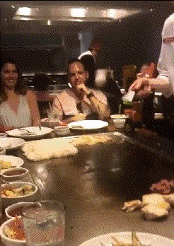 |搞笑GIF:扎心了 遇到这种情况 先捂住膝盖还是先捂脸