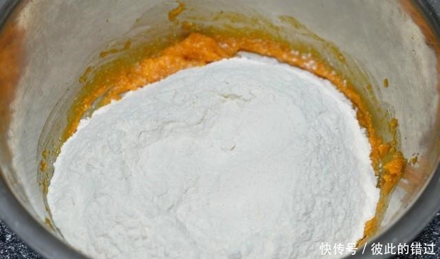 南瓜馒头这样蒸,又香又软抢着吃,时间短口感好,全家都喜欢