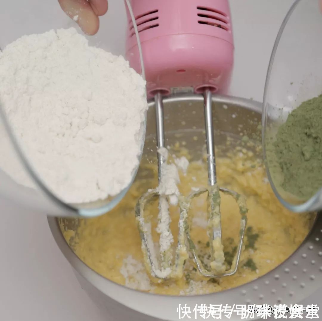 抹茶|夏日的时光做份抹茶玛芬蛋糕，在家就能轻松搞定，一次吃个够