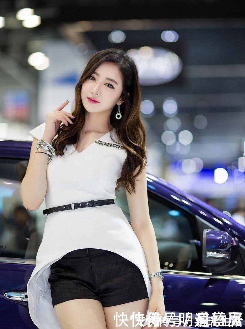 美女车模|性感时尚的白色服饰搭配，将美女车模展现的妩媚性感迷人