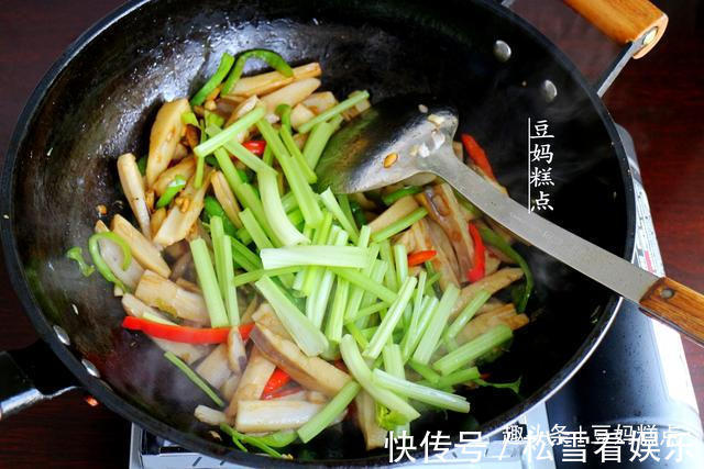 芹菜段|清炒莲藕时，记得多加这2样蔬菜，爽口更下饭