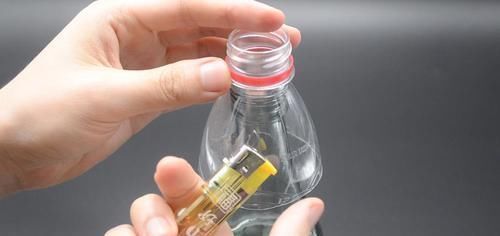 你家有废旧的塑料瓶吗?简单一改造放在厨房,一年能省下不少钱