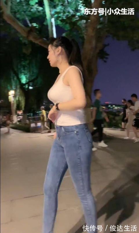 圆润|街拍姐姐这微胖身材,看似搭配普普通通,却美到骨子里
