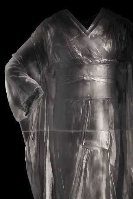 时装秀|艺术家用500斤玻璃做出重磅婚纱，惊艳时装秀，网友吐槽透明的怎么穿