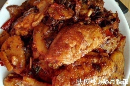 家里来客人不想去饭店,炒几道的家常菜,香飘四溢,好吃到没朋友
