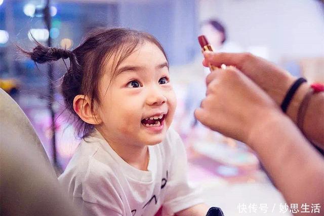 打扮|奶奶送孙女去幼儿园,孩子的打扮“引热议”,网友:走错地方了吧