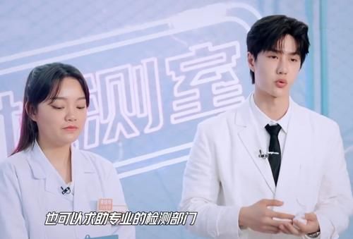 王一博念结束词眯成迷弟眼，顺着他视线看台下，这隔空撒糖的方式绝了