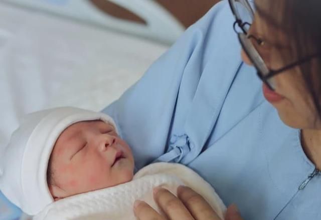 表妹|别再过度神话“母乳喂养”了,错误的坚持只会让宝宝受伤!