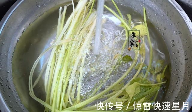 私厨|秋补,少吃牛羊肉多吃它,5块1斤富含蛋白质营养极高,芹菜炒忒香!