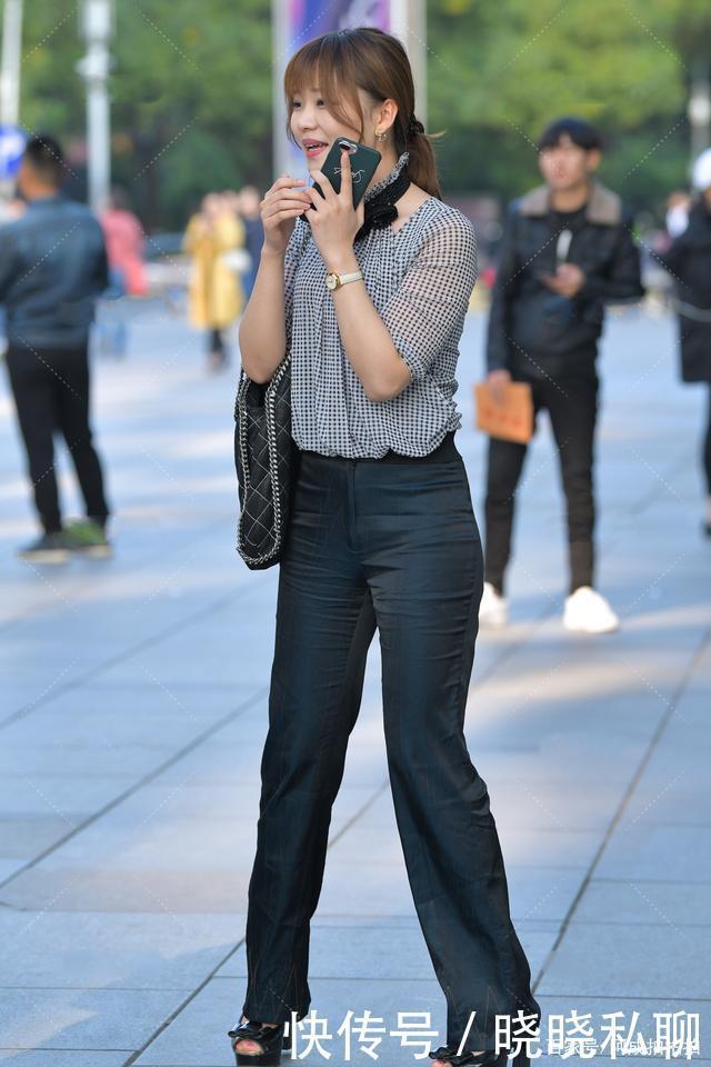 时尚浅蓝格子衬衫，搭配高腰牛仔长裤，洋气时髦又百搭