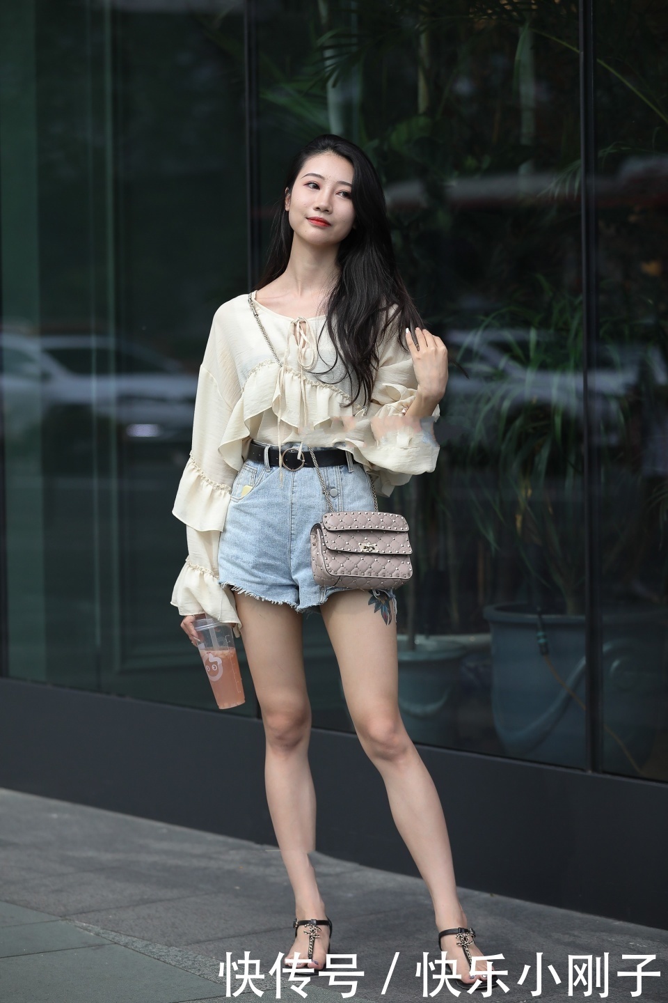 喝喝|相当自信的微胖女孩!爸爸喜欢的类型,好想过去帮她买杯咖啡喝喝