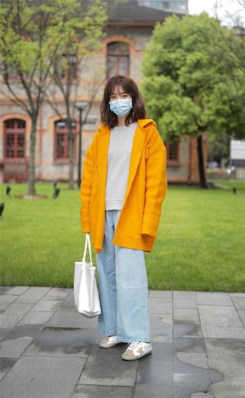 帆布鞋 今秋流行一种穿法，叫“长外套+平底鞋”，洋气显高，特有范儿！