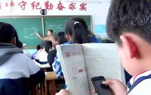 手机|孩子要不要买手机老师家长最好买,不然孩子会吃大亏