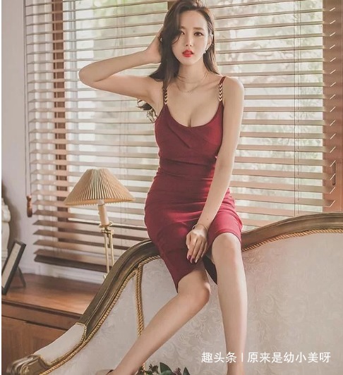 A字裙 气质唯美的酒红色吊带修身A字裙,凸显职场美女的优雅气质