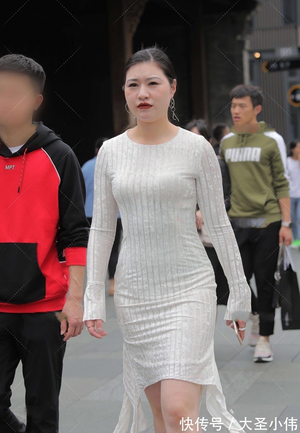 体态|美女街拍:如果说女人像水,那么这美女就可以水滴石穿!呈现出不一样的味道