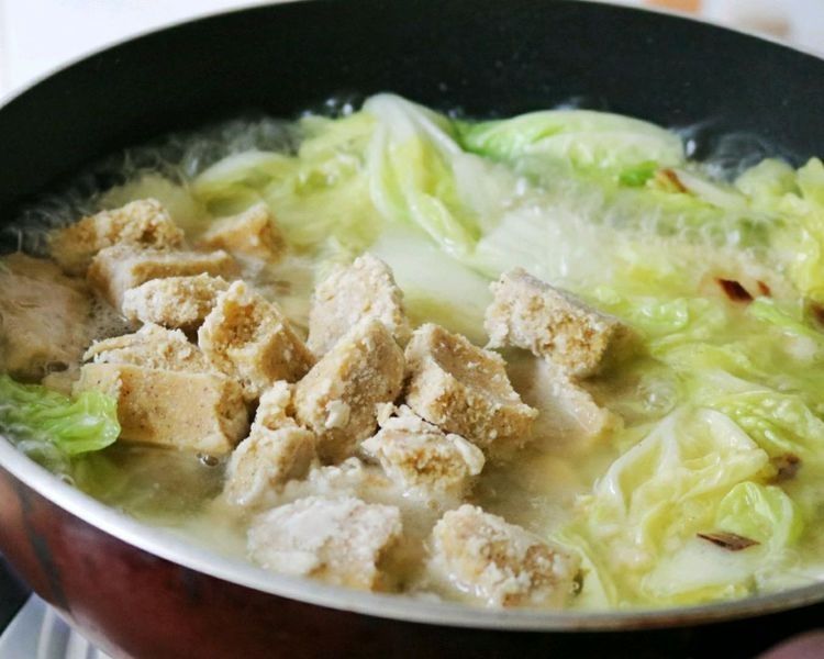 秋天多给家人这样吃白菜，不和面不擀面，清香柔软，汤也很鲜