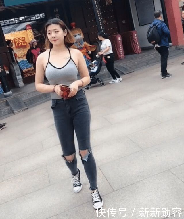 街拍吊带上衣配牛仔裤，小姐姐如此穿搭美极了