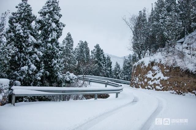 老年|山东迎牛年初雪：空中视角看淄博潭溪山秒变“童话世界”