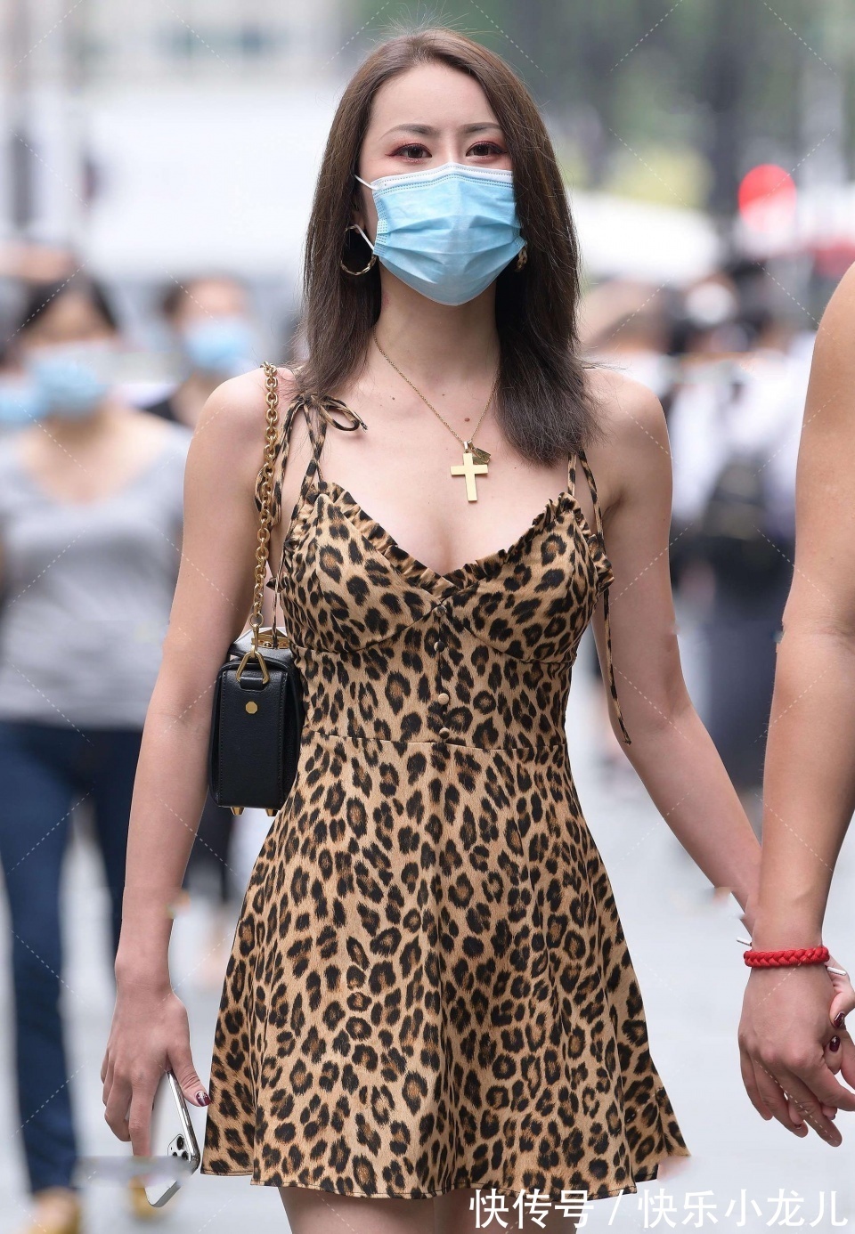 豹纹|一个非常自信的美女,独自一人走在大街上,散发着独特的味道