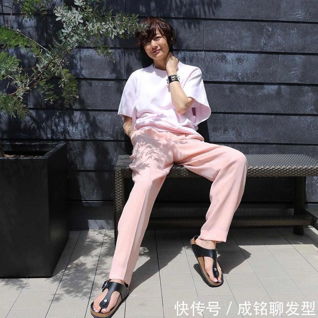 穿搭 简单的日系“纯色”穿搭,适合大龄女性的色彩搭配,减龄又显气质