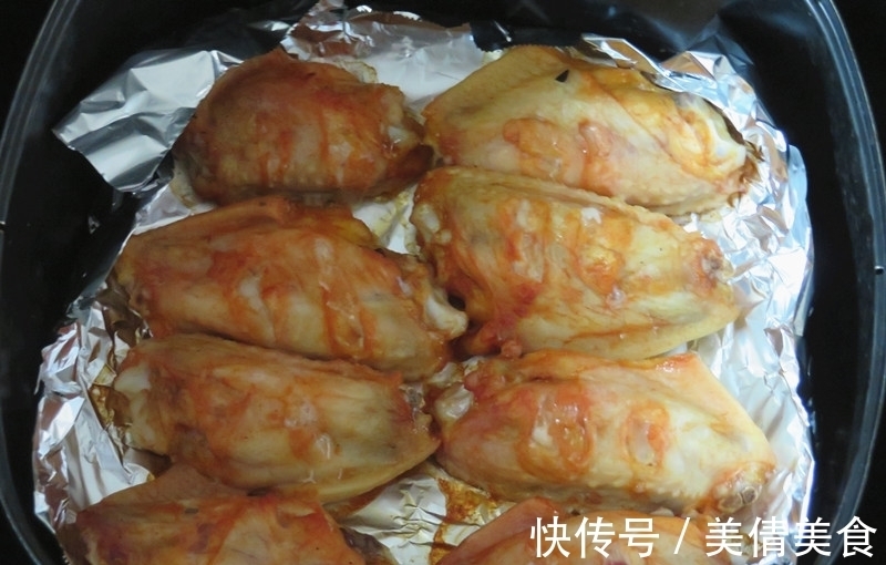 肉质|鸡翅这样做不用一滴油,表皮酥香,肉质鲜嫩,女儿一口气吃8个!