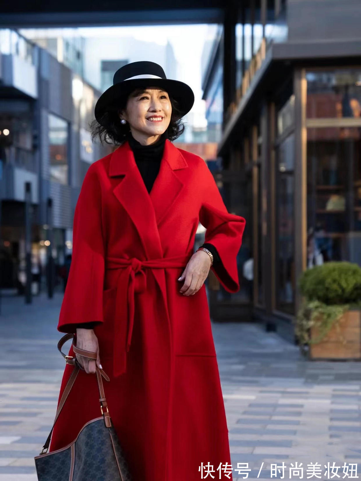 穿搭|真正见过世面的女人,穿衣简洁又高级,这位60岁奶奶气质真高雅