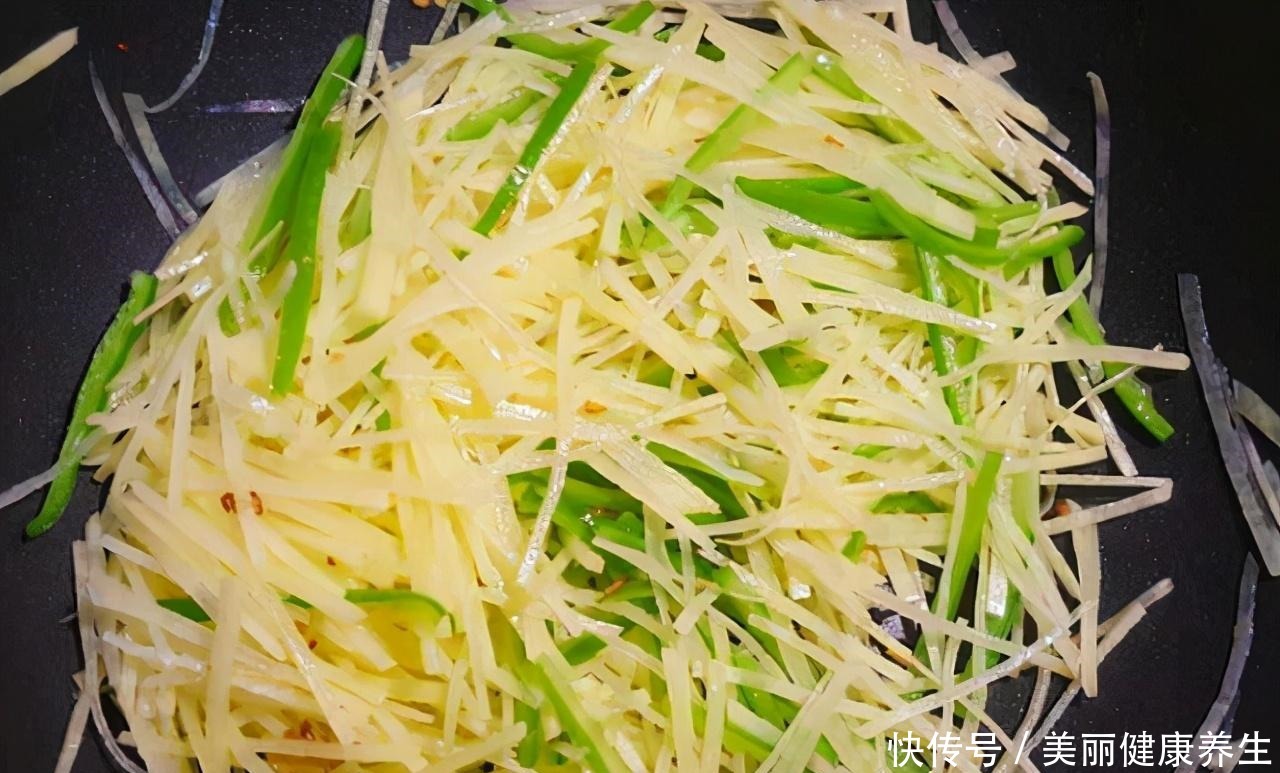土豆丝|炒土豆丝,先放醋还是后放醋很多人搞错,难怪土豆不脆爽还粘锅