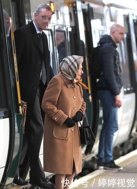 戴帽子|92岁英国女王难得淘气,扮成乡村老太好可爱,自己搭火车过圣诞