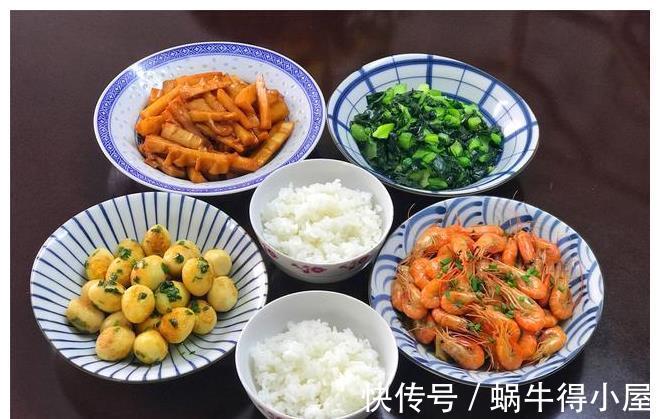 一日三餐|宅家22天来吃得最丰盛的午餐,2个人4个家常菜,生活简单美好