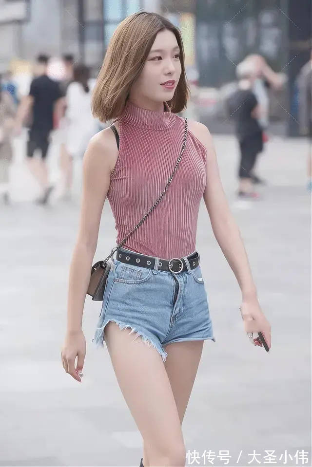 牛仔短裤|美女街拍:无袖高领紧身上衣,搭配毛边牛仔短裤,舒适凉快又酷又飒爽