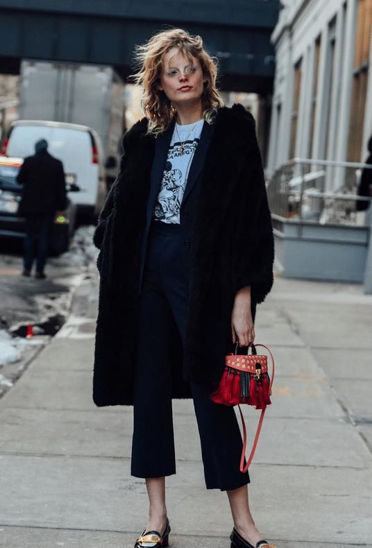 ?女人到了中年，穿衣打扮要“得体”，更要学会不装嫩也不显老