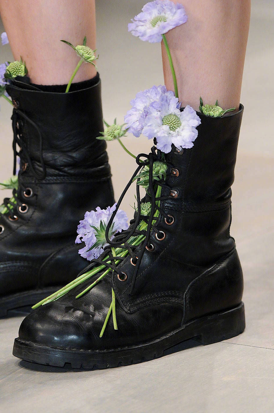 马丁靴新穿法,步步生花的田园浪漫|上游时尚| 马丁靴