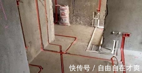 改进|装完水管发现瓷砖孔开的太难看,聪明老婆做个小改进,真是漂亮