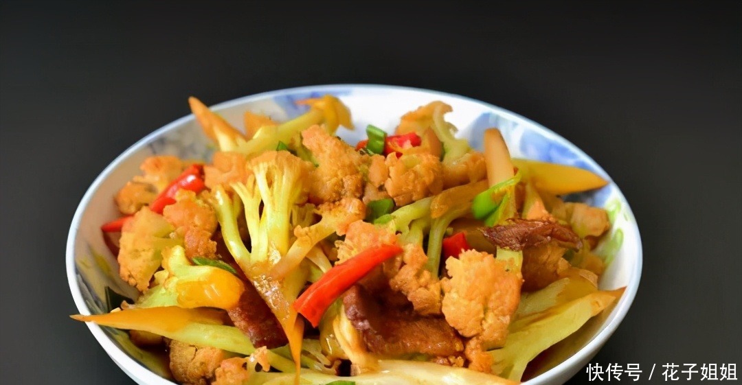 花菜有人焯水,有人直接下锅炒,都错了,看饭店大厨是如何做的