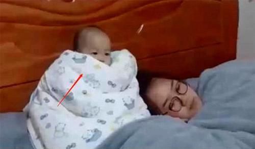 宝宝|宝宝独自看电视,妈妈在一旁呼呼大睡,被批评:这当妈的心真大