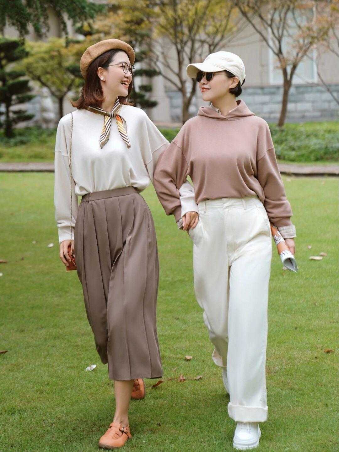 穿搭|50+女人不要选择大衣配长靴子,太土了?学博主这样穿,优雅精致