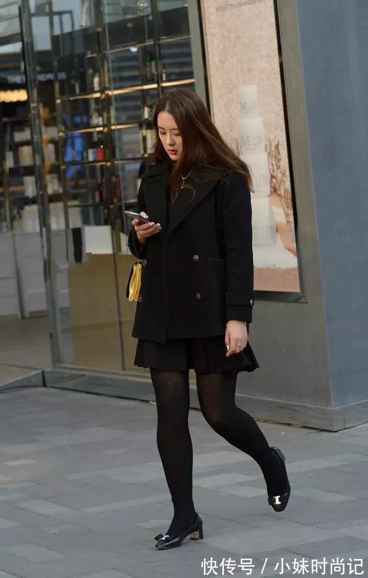街拍 街拍:穿黑裙的女生从内到外散发出成熟女性的迷人气质